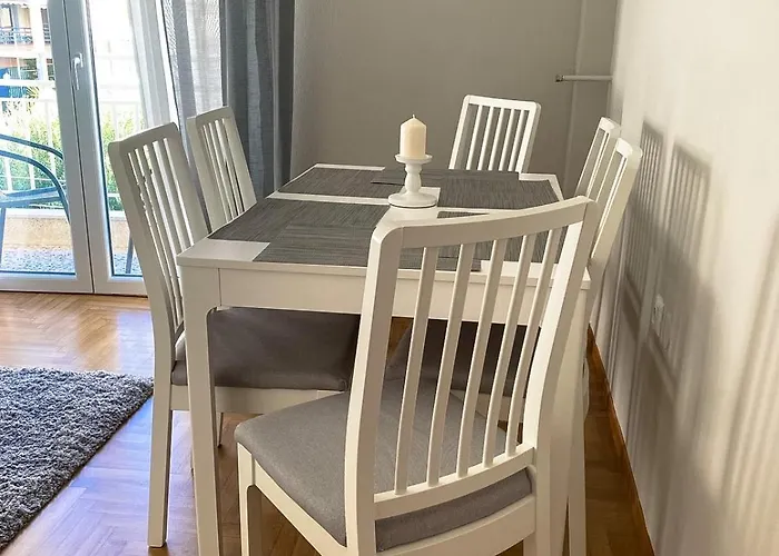Happy Apartment, Apartment