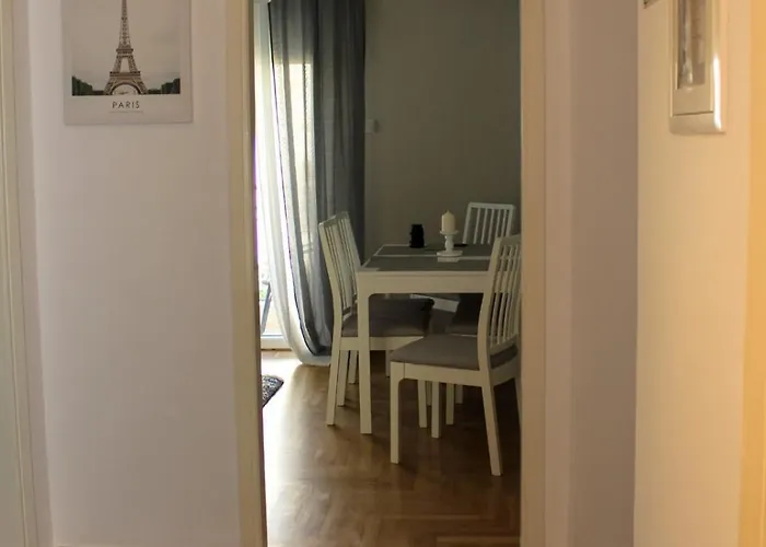 アパート Happy Apartment, カヴァラ